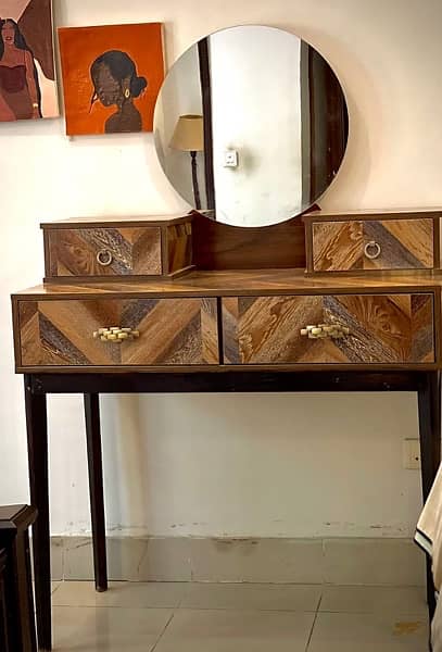 Vanity table in excellent condition. 1