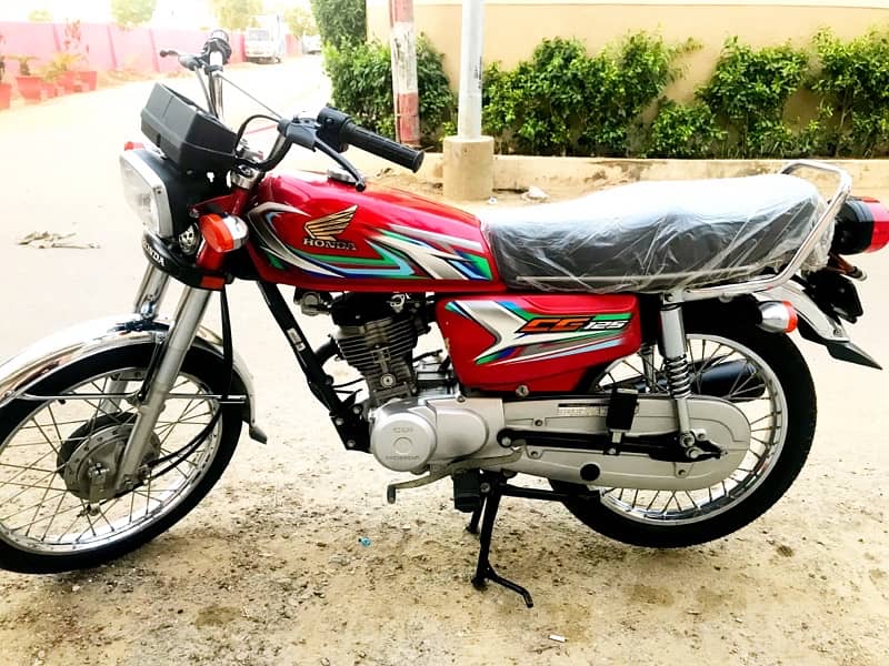 Honda CG 125 2023 model Red Colour Karachi Number only 273 km mileage 3