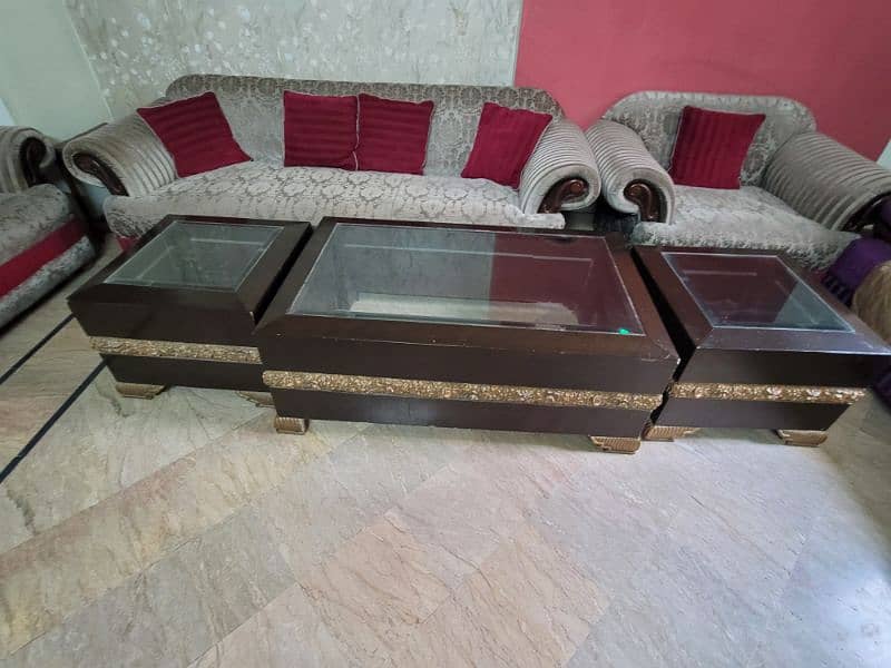 Center Tables set of 3 pieces in Good condition for sale. 3