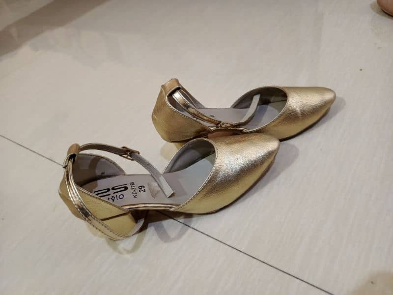 Golden court shoes 0