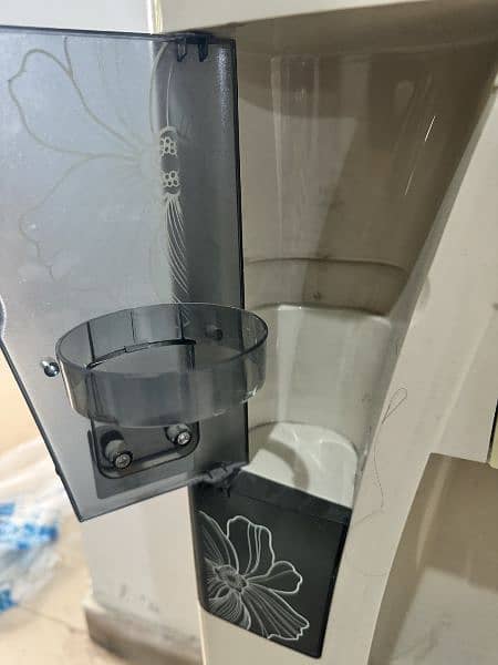 Nikai Water dispenser with refrigerator. 2