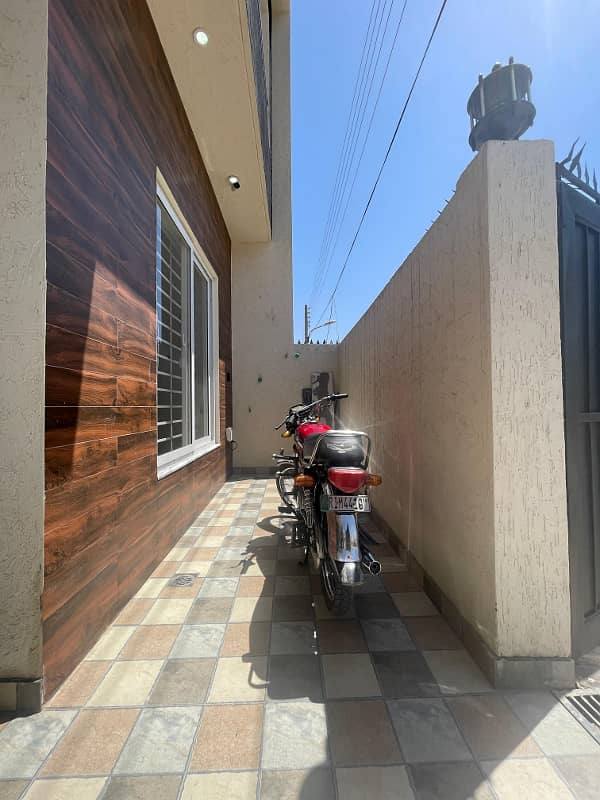 Quality House- 60 Feet Main Road-5 Marla Brand New . . . Waiting for Sensible owner 1