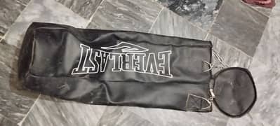 4ft everlast punching bag with 2 pairs of gloves and wall stand 0