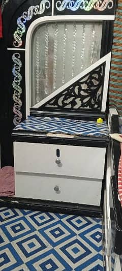 Side table with 2 drawers  . . selling it bcz of lack space