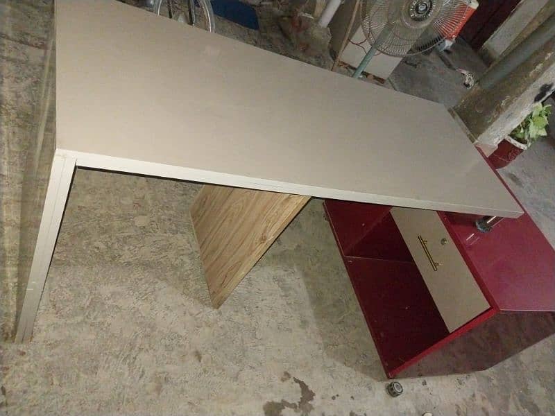 Office table new condition 4