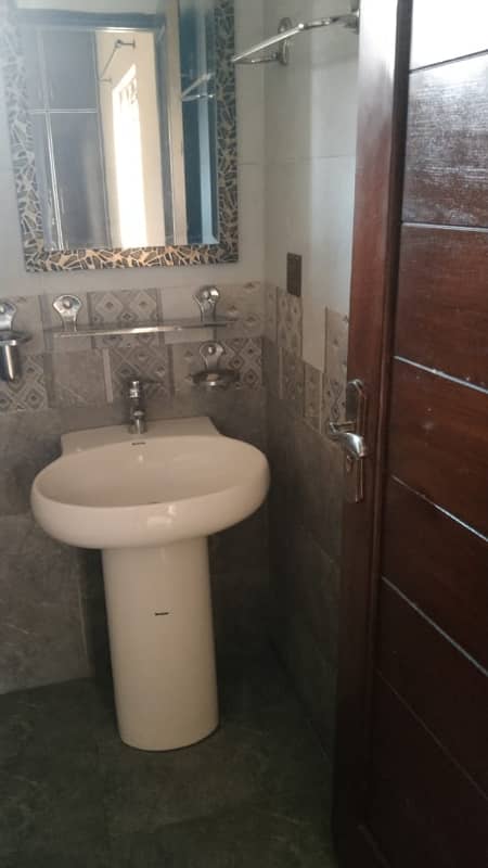 11 MARLA UPPER PORTION AVAILABLE FOR RENT 8