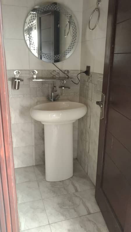 11 MARLA UPPER PORTION AVAILABLE FOR RENT 24