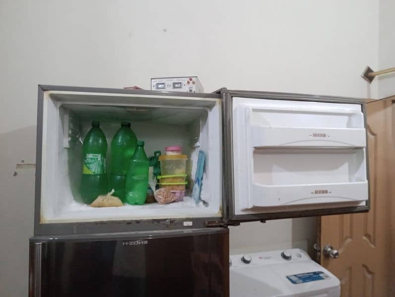 (Dawlance - H-Zone) (Full Size) 2-Door Refrigerator in Good Condition. 3