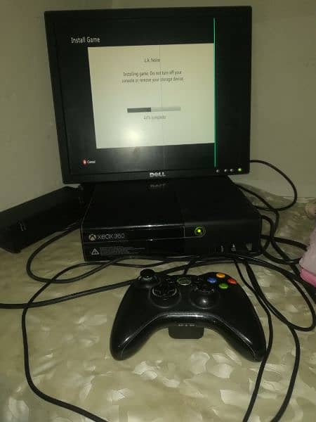 Xbox 360 Ultra Slim 10 by 10 condition with extra games original cds 15
