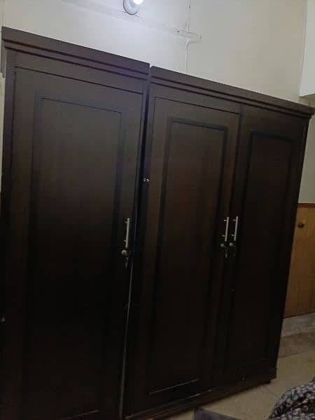 3 doors wooden Almari/Cupboard 0