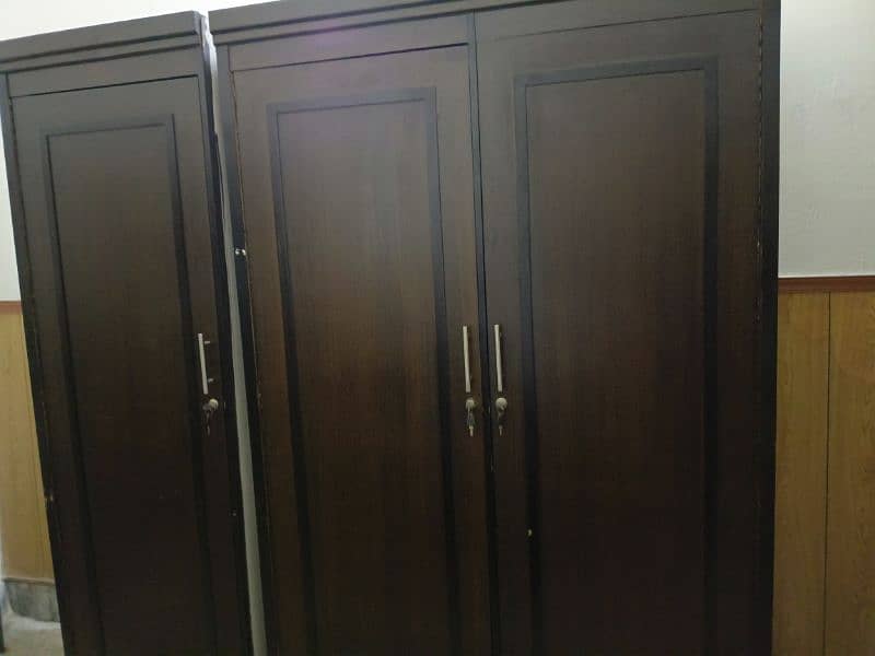 3 doors wooden Almari/Cupboard 4