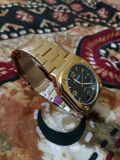 brand. Quartz  golden watch