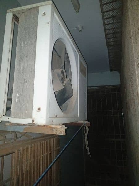 Split AC available in working condition 1