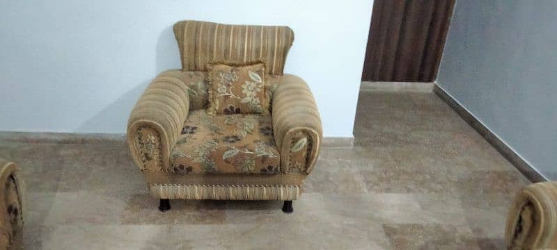 7 seater sofa set very well maintained 1