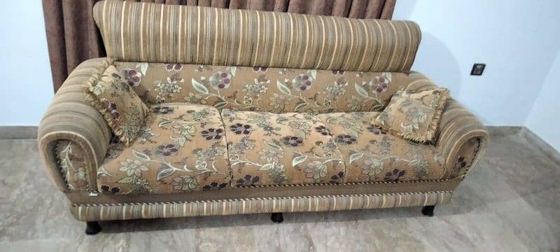 7 seater sofa set very well maintained 2