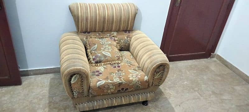 7 seater sofa set very well maintained 3