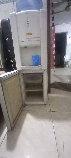 Water dispenser and refrigerator condition is good no delivery 1
