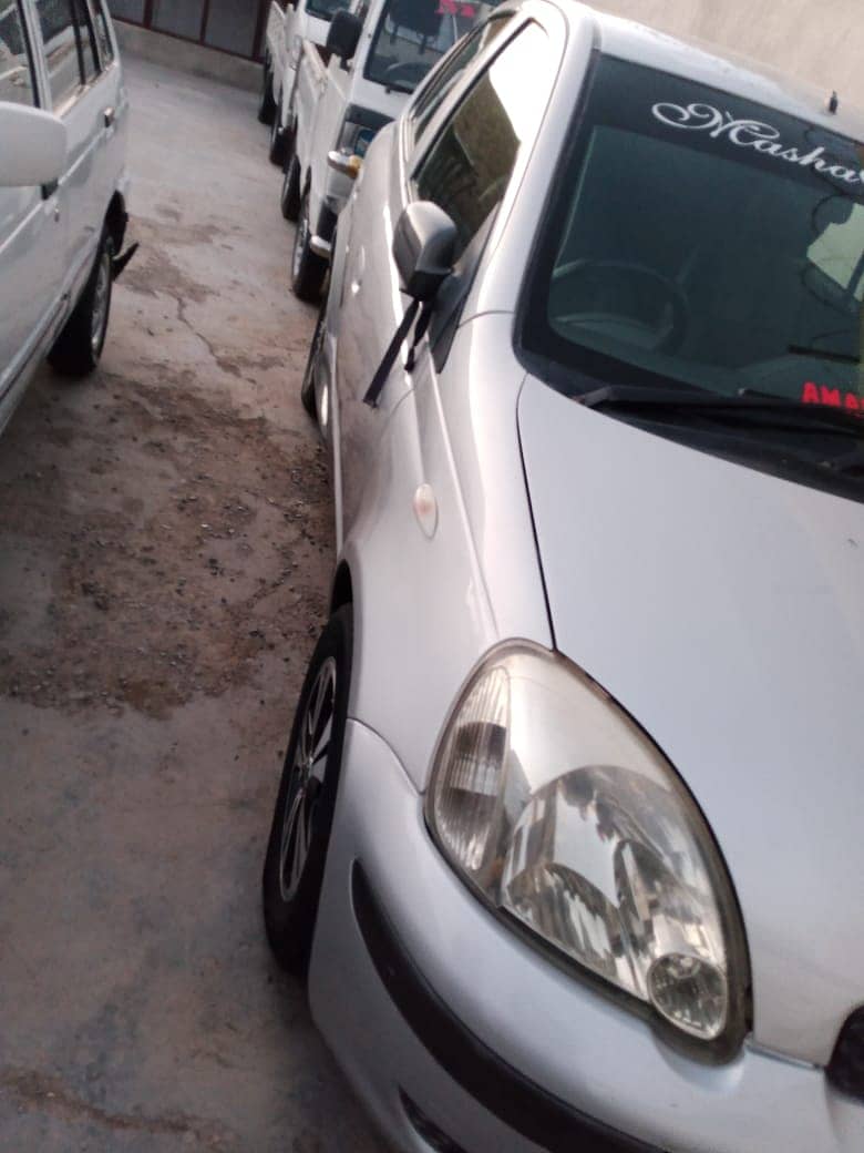 Vitz car for sall 2002 model reg year 2006 karachi number 6