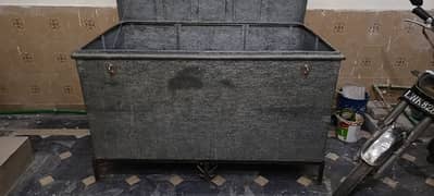 Silver Trunk/petti (With stand)