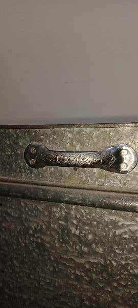 Silver Trunk/petti (With stand) 2