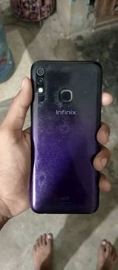 I am selling Infinix hot 8