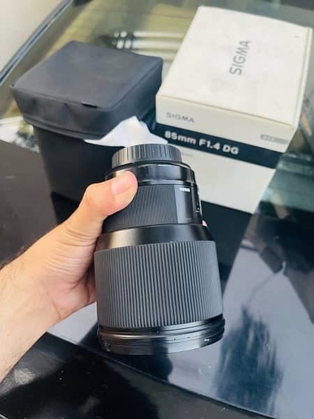 sigma 85mm f 1.4 Art lens for canon 4