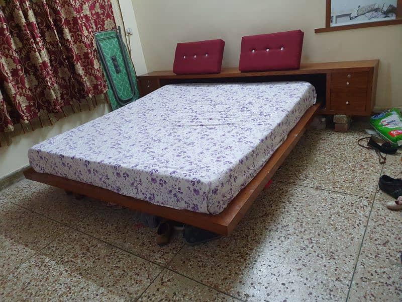 Handmade imported King Size Floating Bed with iron base. 3