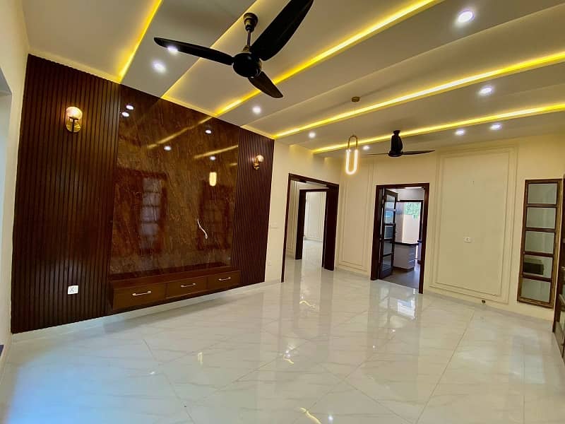 10 MARLA BRAND NEW LUXURIOUS HOUSE FOR SALE IN ABDULLAH GARDEN, AYESHA BLOCK, EAST CANAL ROAD FAISALABAD 1