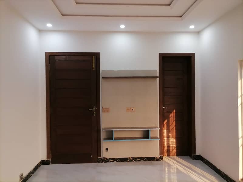 9.5 Marla 35 Front B/N Double Storey House Available For Sale Lahore 24