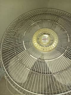 Royal bracket fan in good running condition only serious buyer contact 0