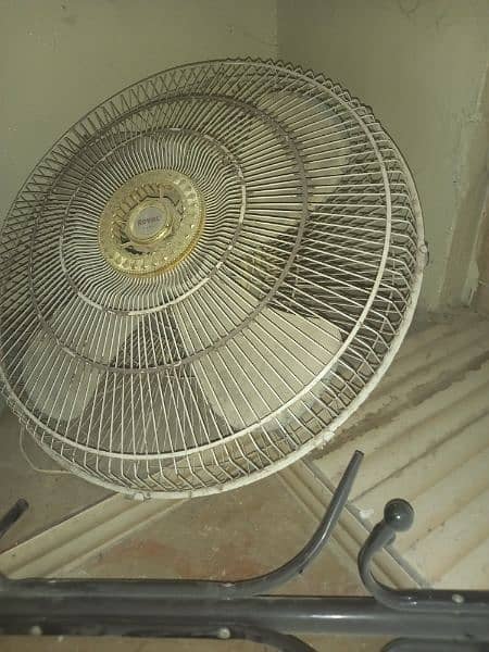Royal bracket fan in good running condition only serious buyer contact 1