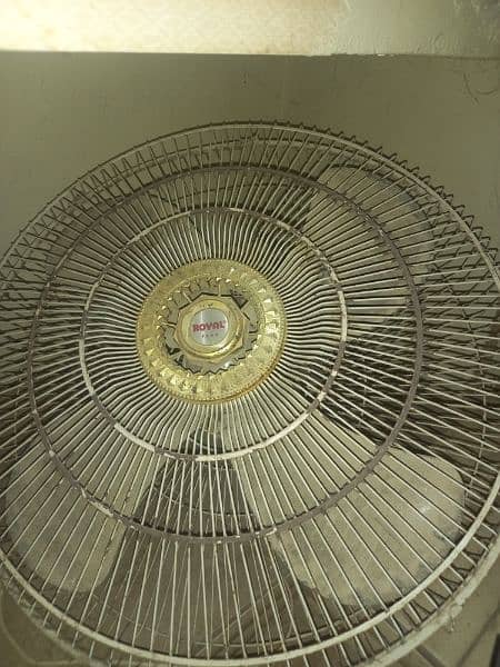 Royal bracket fan in good running condition only serious buyer contact 2