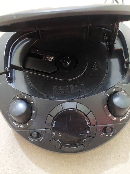 Radio-CD Player (Aux, Speaker) 9