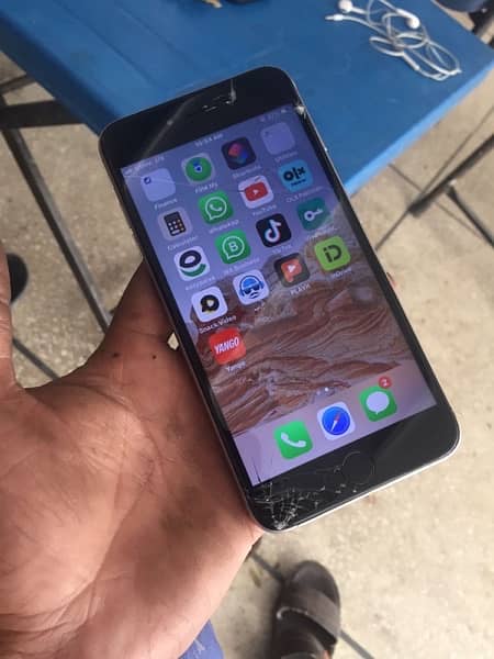 I phone 6 s pta approve 16 gb all ok only gillas krak all working main 3
