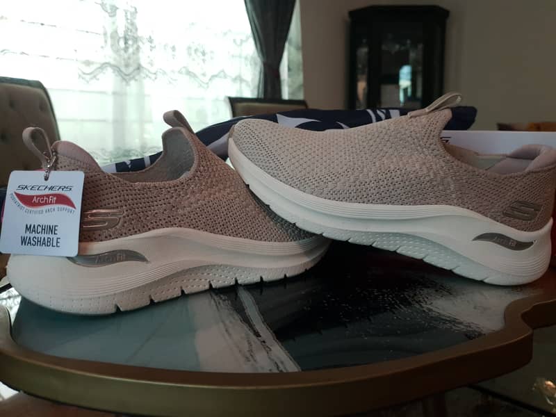 Sketchers Arch Fit Size 8 4