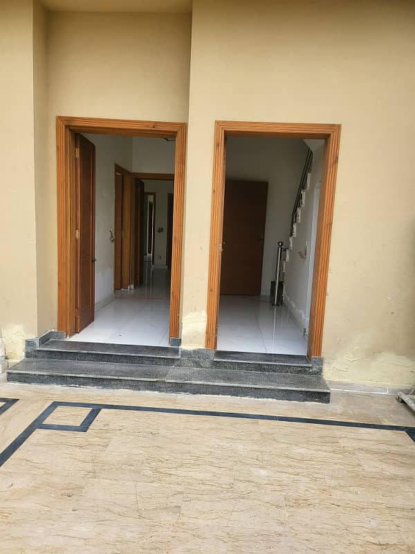 10 MARLA VILLA 6 BED FOR SALE NEAR TO LAHORE UNIVERSITY 2