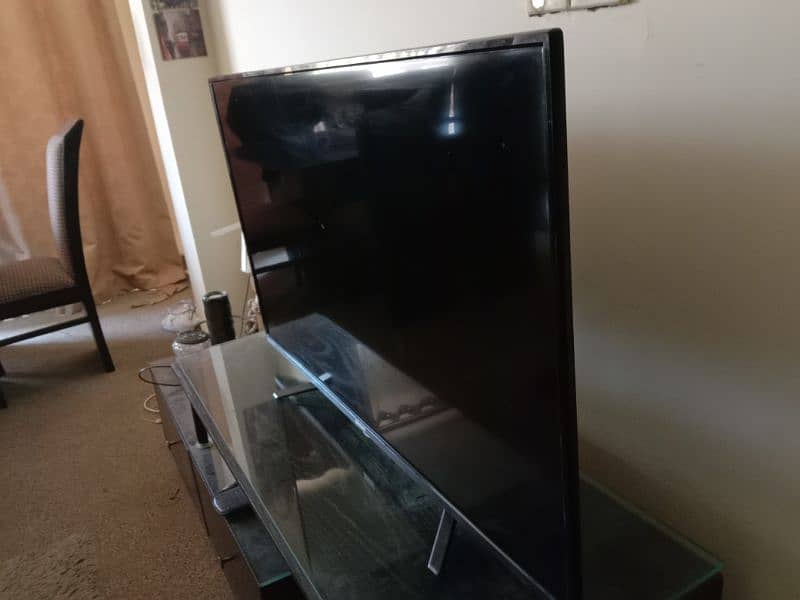orient led tv in very good condition with a box full hd print 4