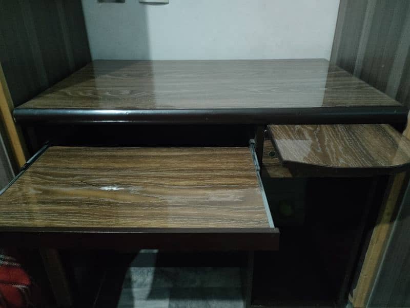 Comfortable and Stylish Computer Table for Sale! 2