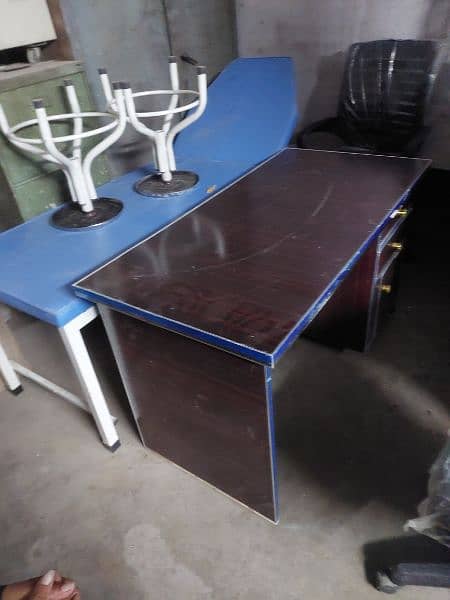 office table and office chair 1
