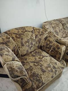 Good looking sofa full set in best design but in used sofa set