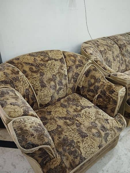 Good looking sofa full set in best design but in used sofa set 0