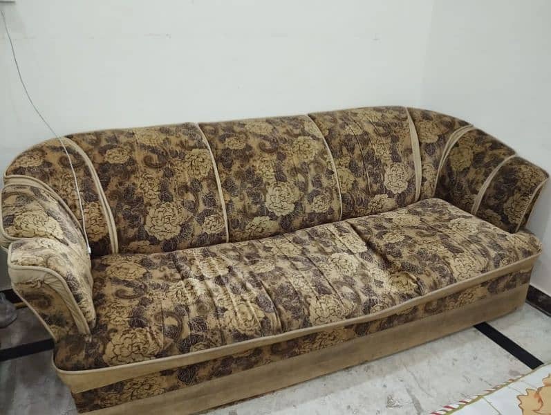 Good looking sofa full set in best design but in used sofa set 1