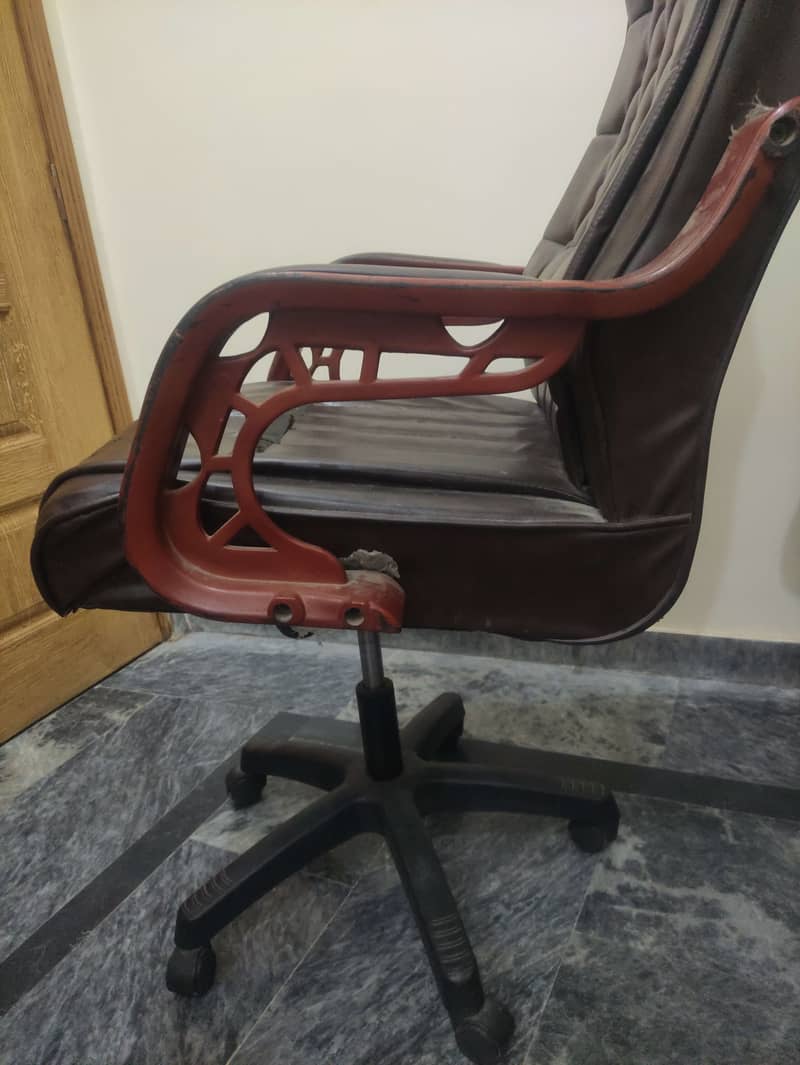 Executive chair / Office chair for sale in Lahore 3