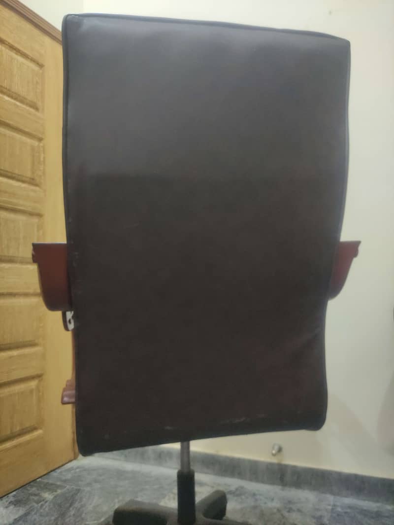 Executive chair / Office chair for sale in Lahore 4