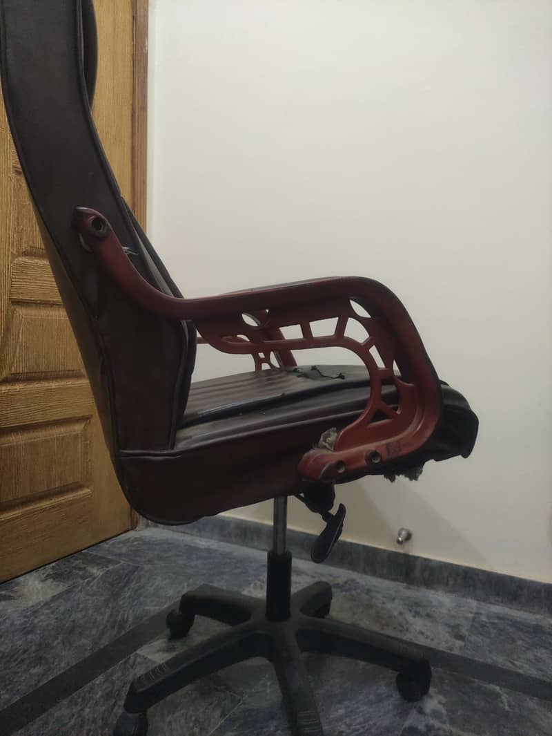 Executive chair / Office chair for sale in Lahore 6