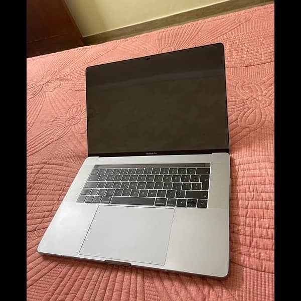 apple MacBook pro 15inch 2018 core i7 1
