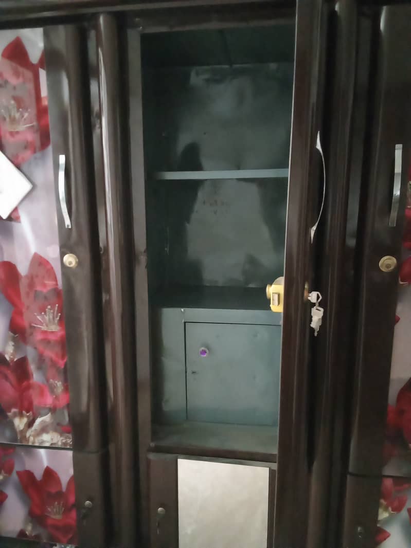 3 doors wardrobe with mirror 0