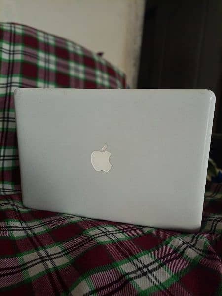 Apple MacBook 2010 laptop, 6gb ram good condition 0