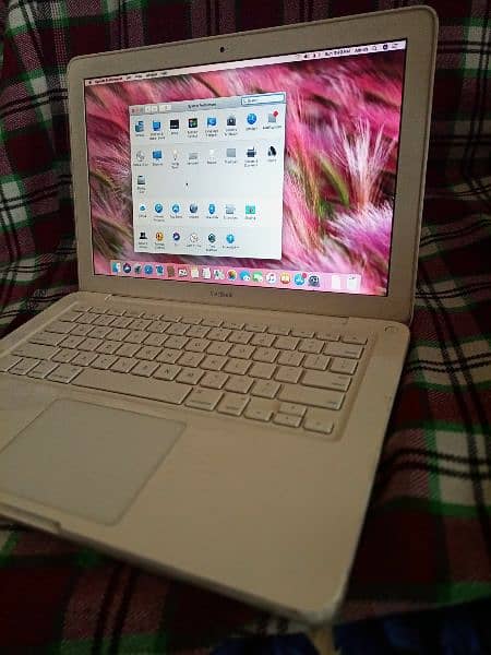 Apple MacBook 2010 laptop, 6gb ram good condition 1
