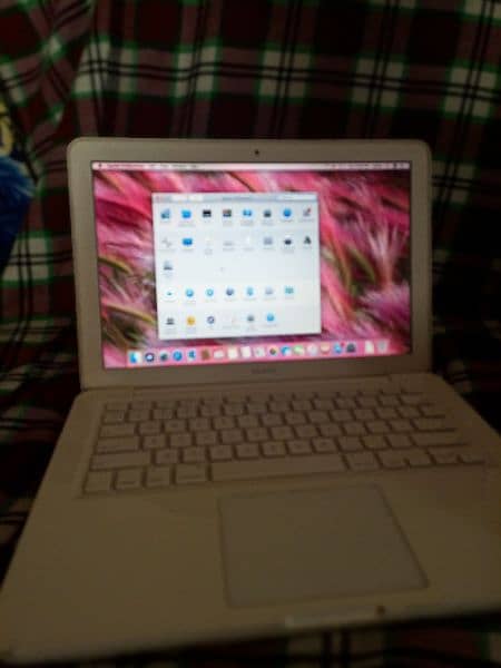 Apple MacBook 2010 laptop, 6gb ram good condition 2